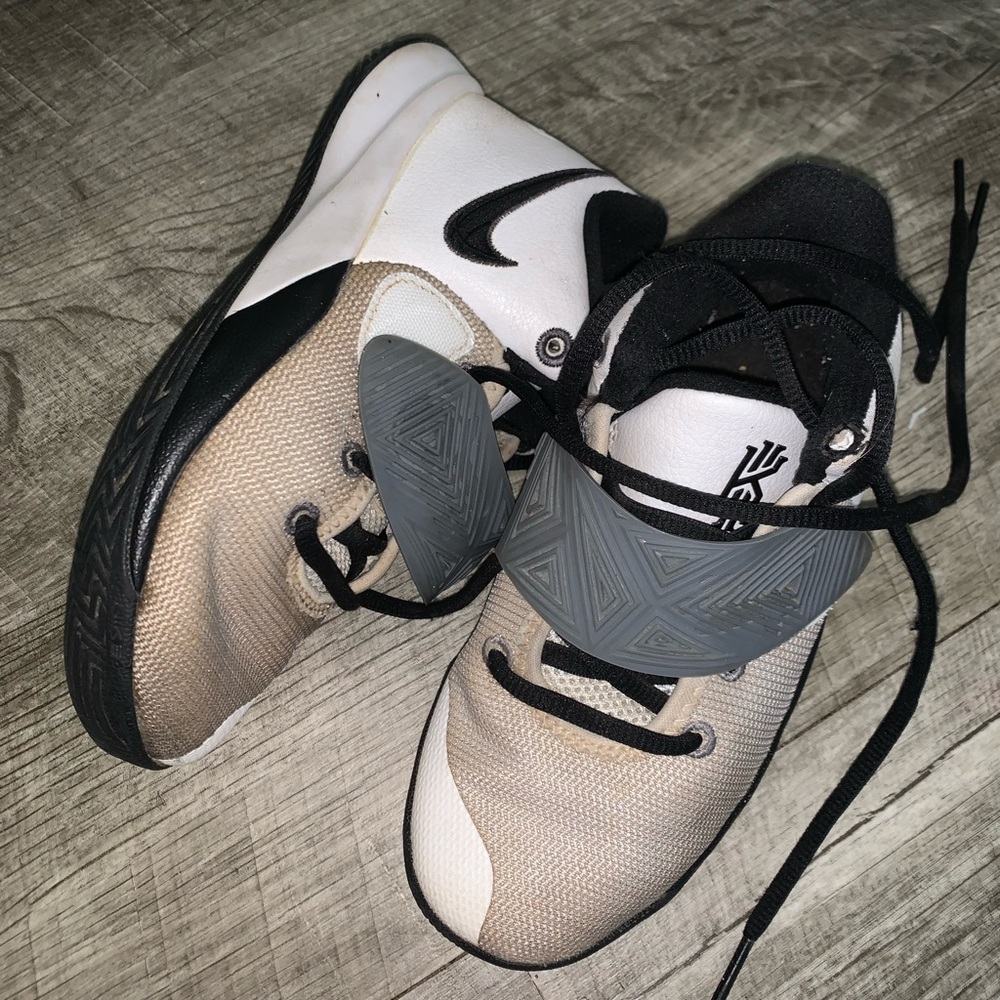 Boys Kyrie’s 13s